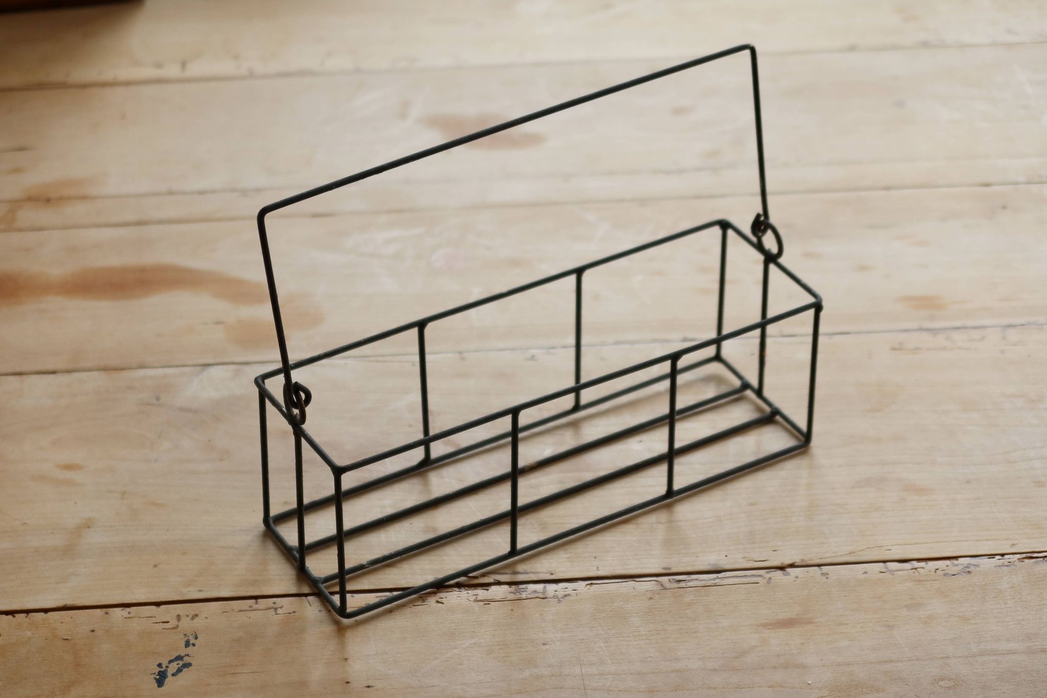 Panier rectangulaire en métal à structure filaire, doté d’une anse mobile e