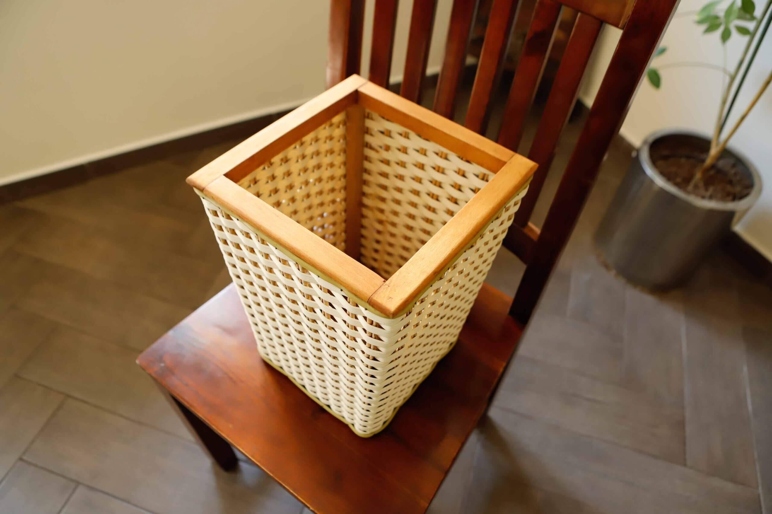 Retro plastic wicker basket with wooden frame