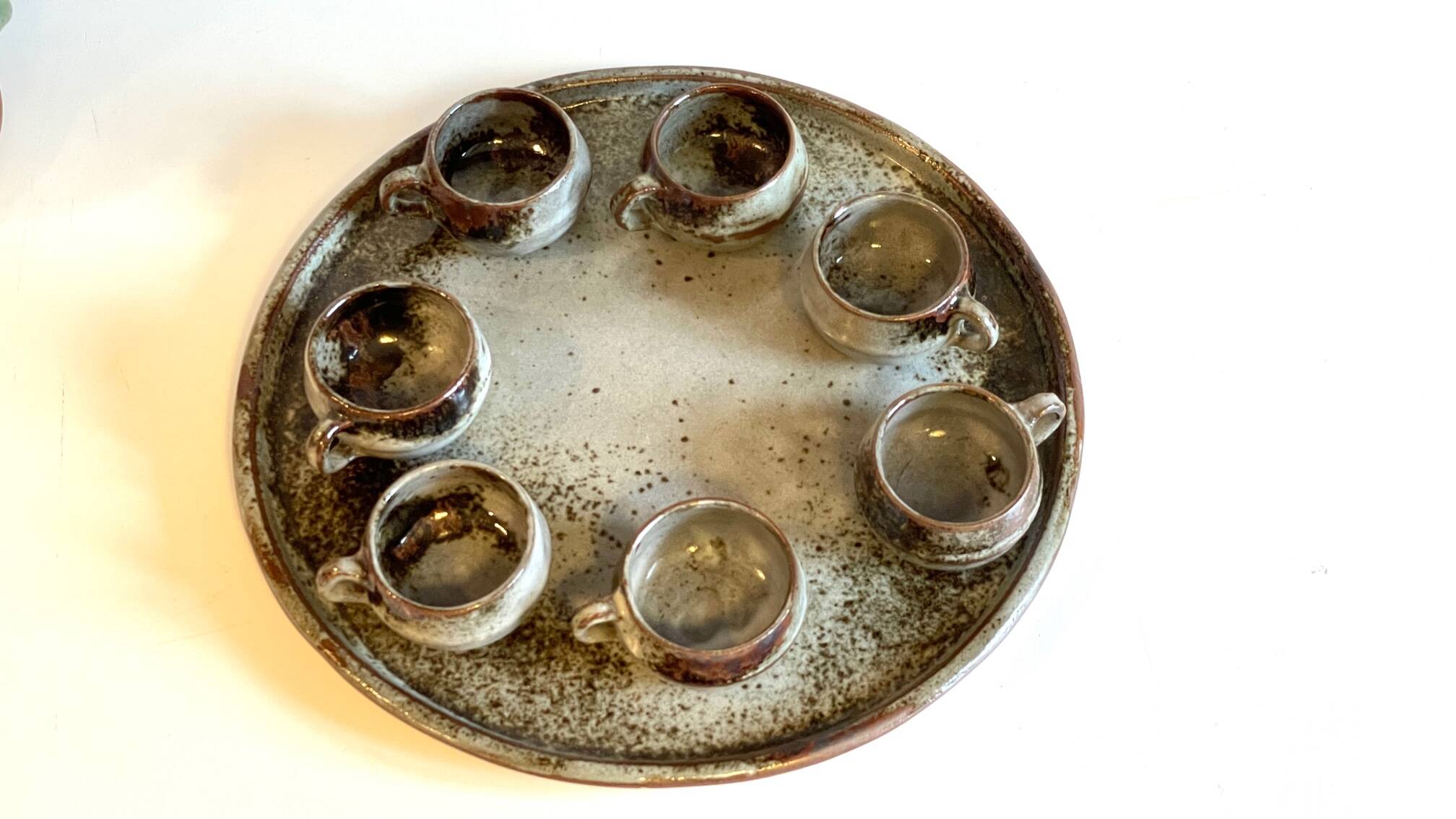 Enamelled stoneware tray and its 7 cups