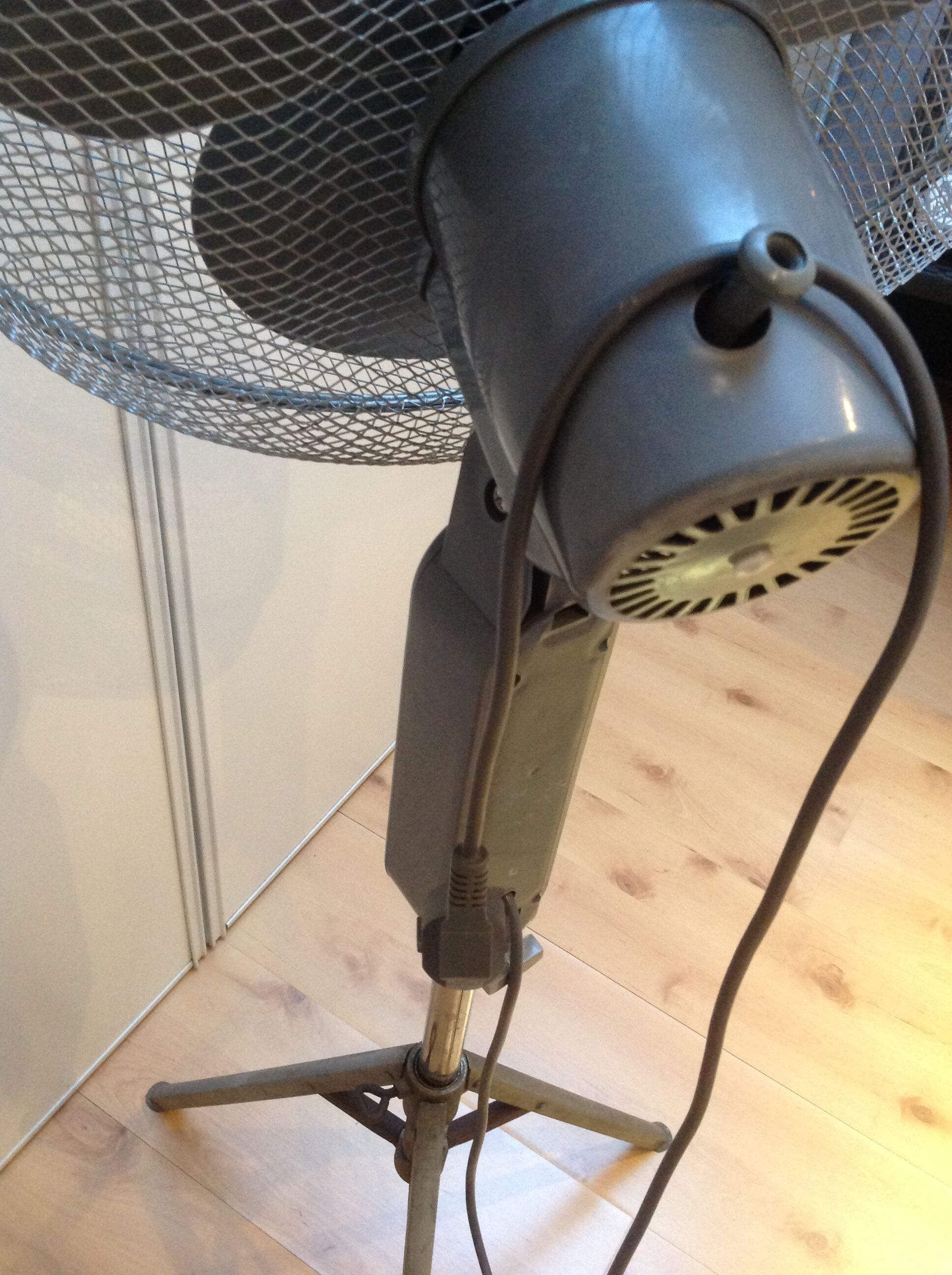 Anthracite grey fan on foot tripods 70/80