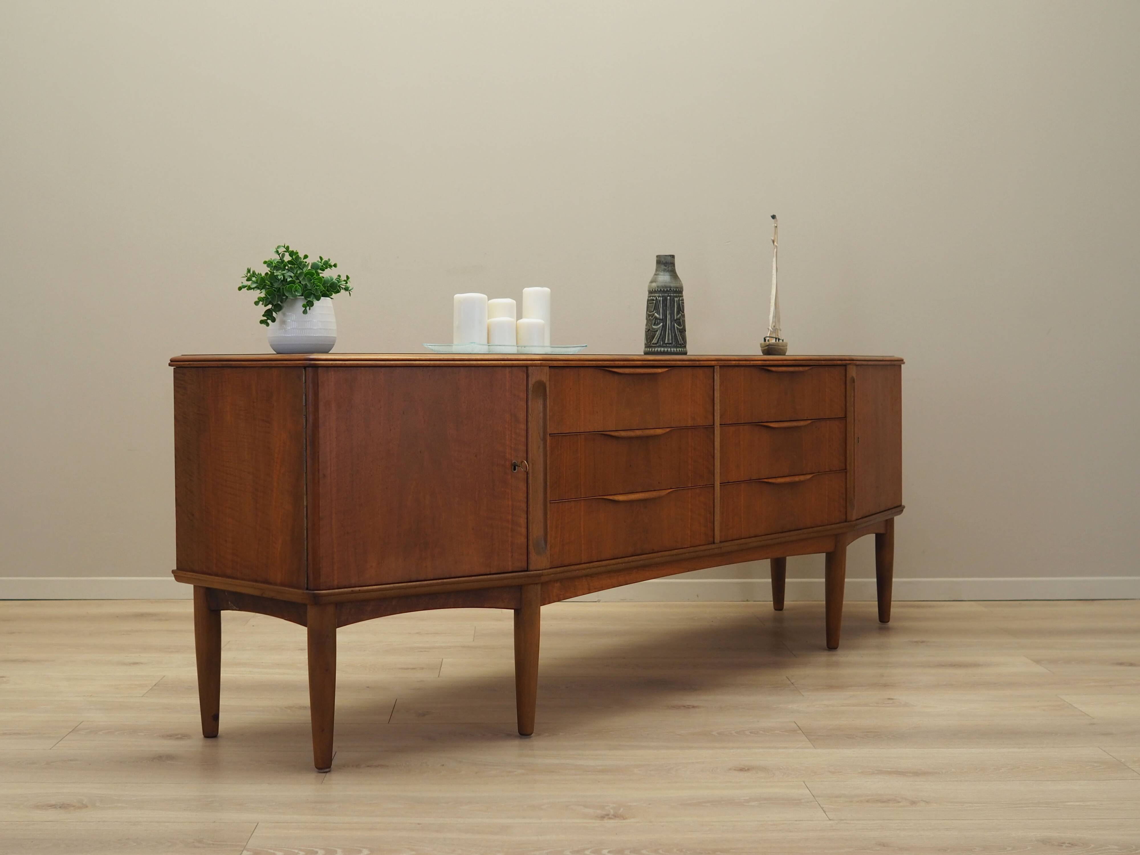 Buffet en noyer, design danois, années 1960, production : Danemark