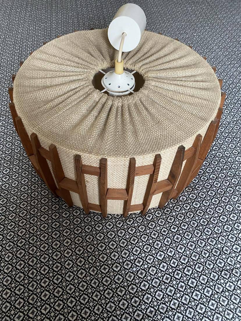 Graphic Scandinavian pendant light in wood and fabric from the 60s and 70s