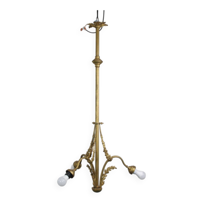 Suspension antique avec des détails dorés et ornés et 3 douilles.