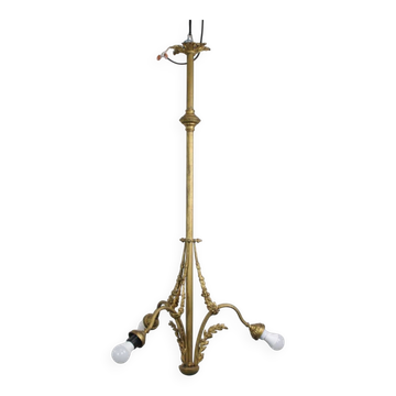 Suspension antique avec des détails dorés et ornés et 3 douilles.