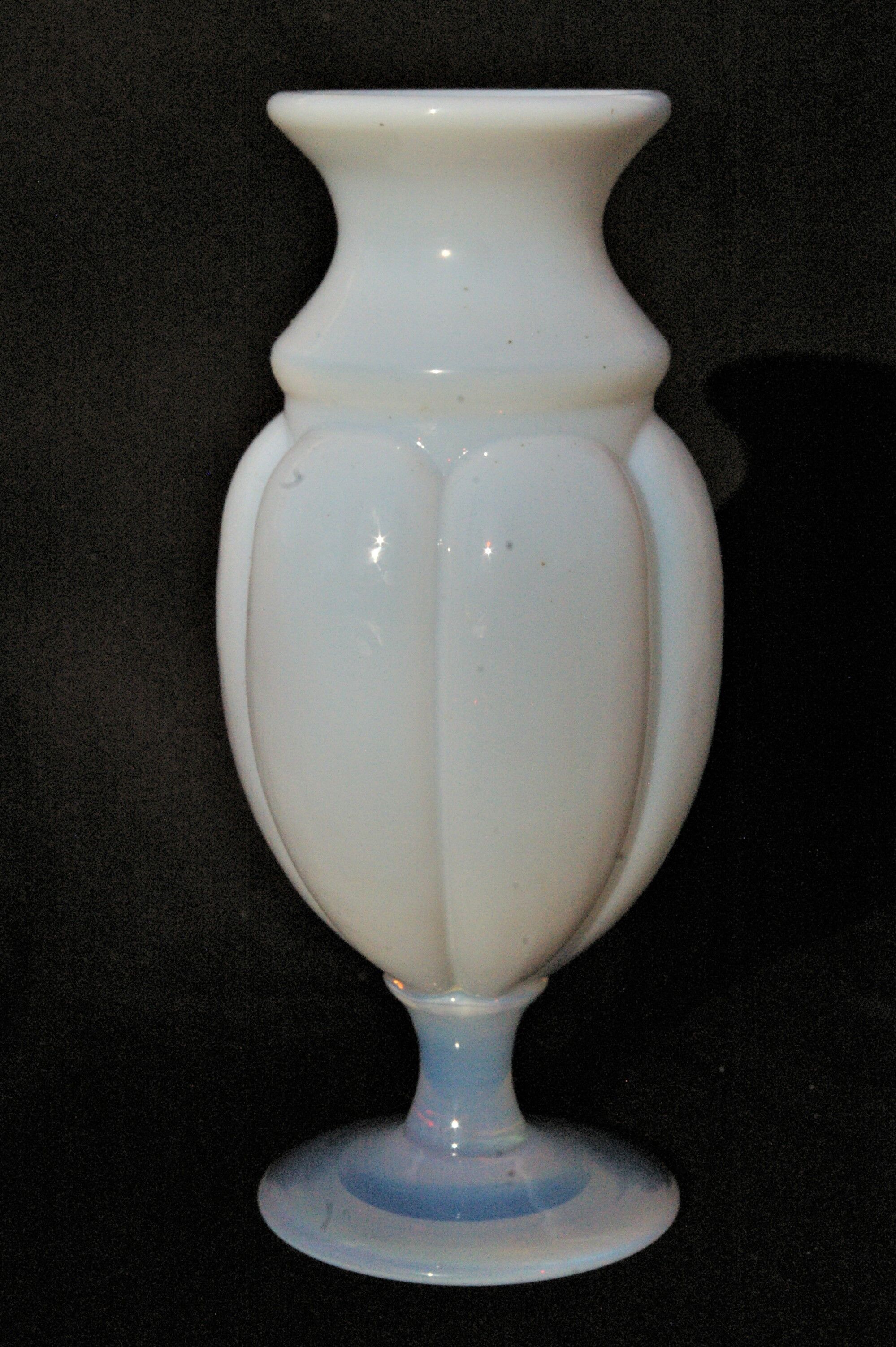 Vase balustre en opaline de Sèvres