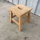 Petit tabouret bas en bois