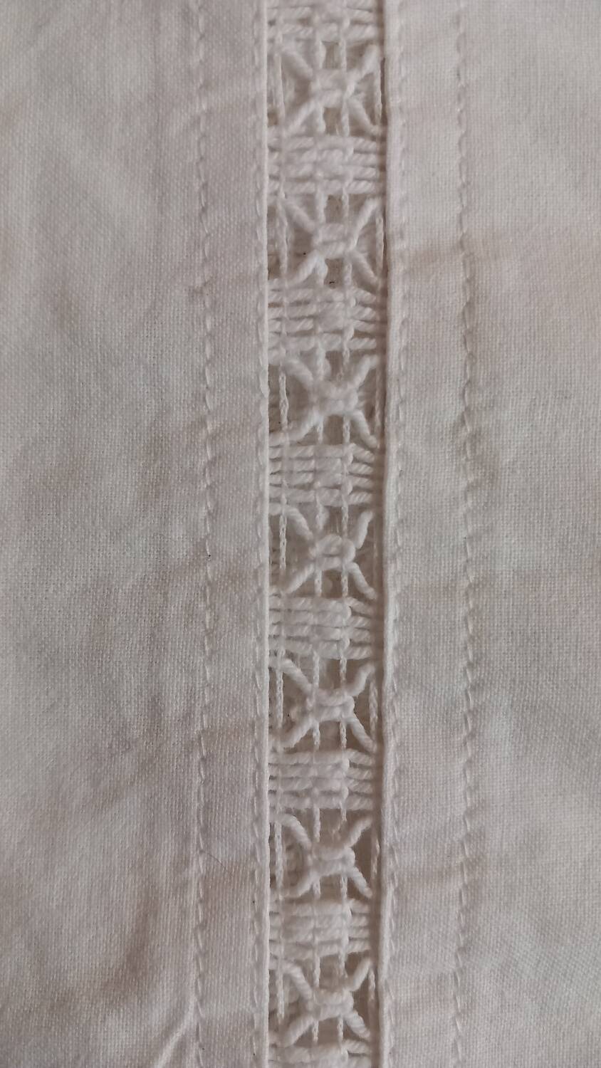 Nappe blanche carrée brodée