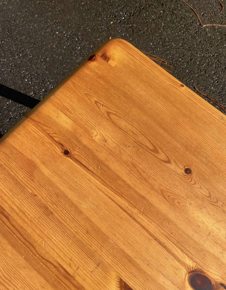 Rectangular coffee table in solid pine wood.