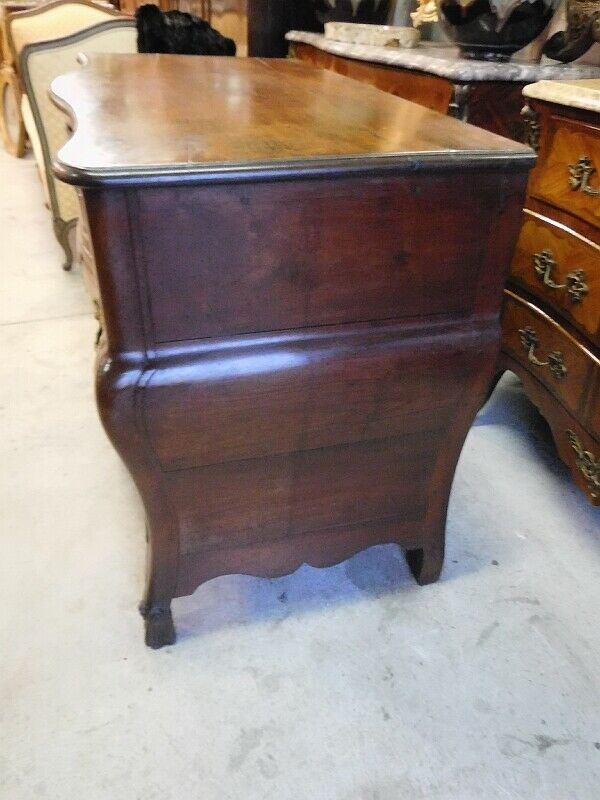 Commode Louis XV tombeau en noyer du XVIIème siècle