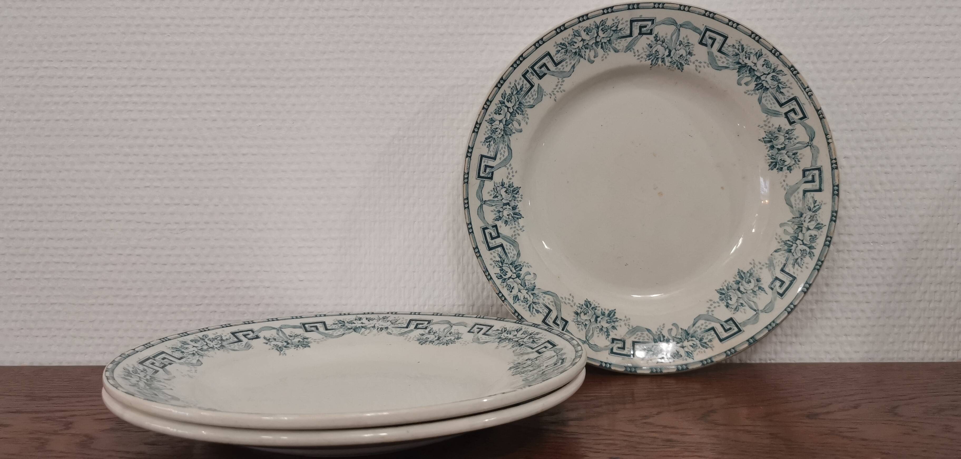 Set of 3 flat plates iron earth St-Amand "Athenes"