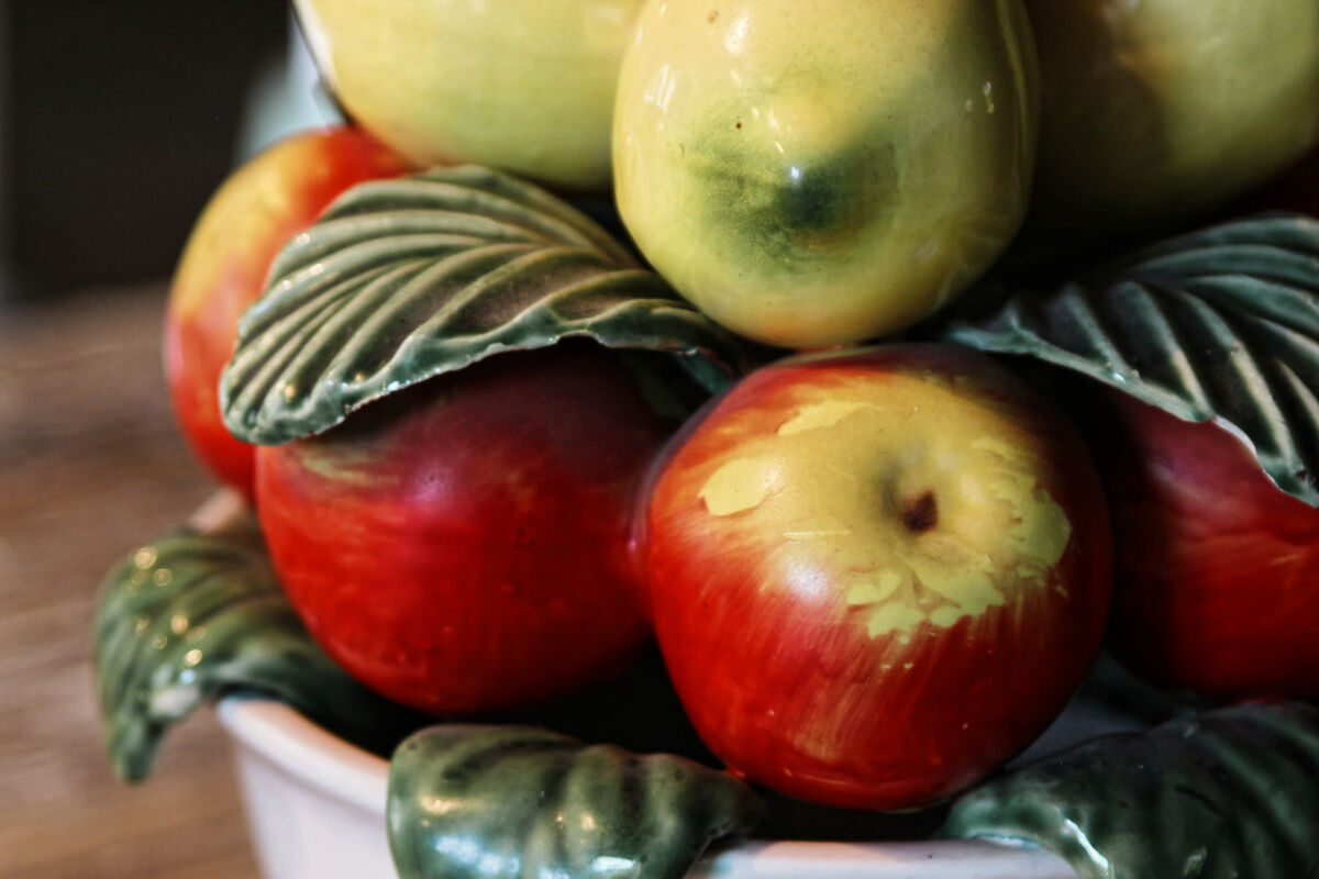 Fruit cup trompe l'oeil in ceramic, apples and lemons