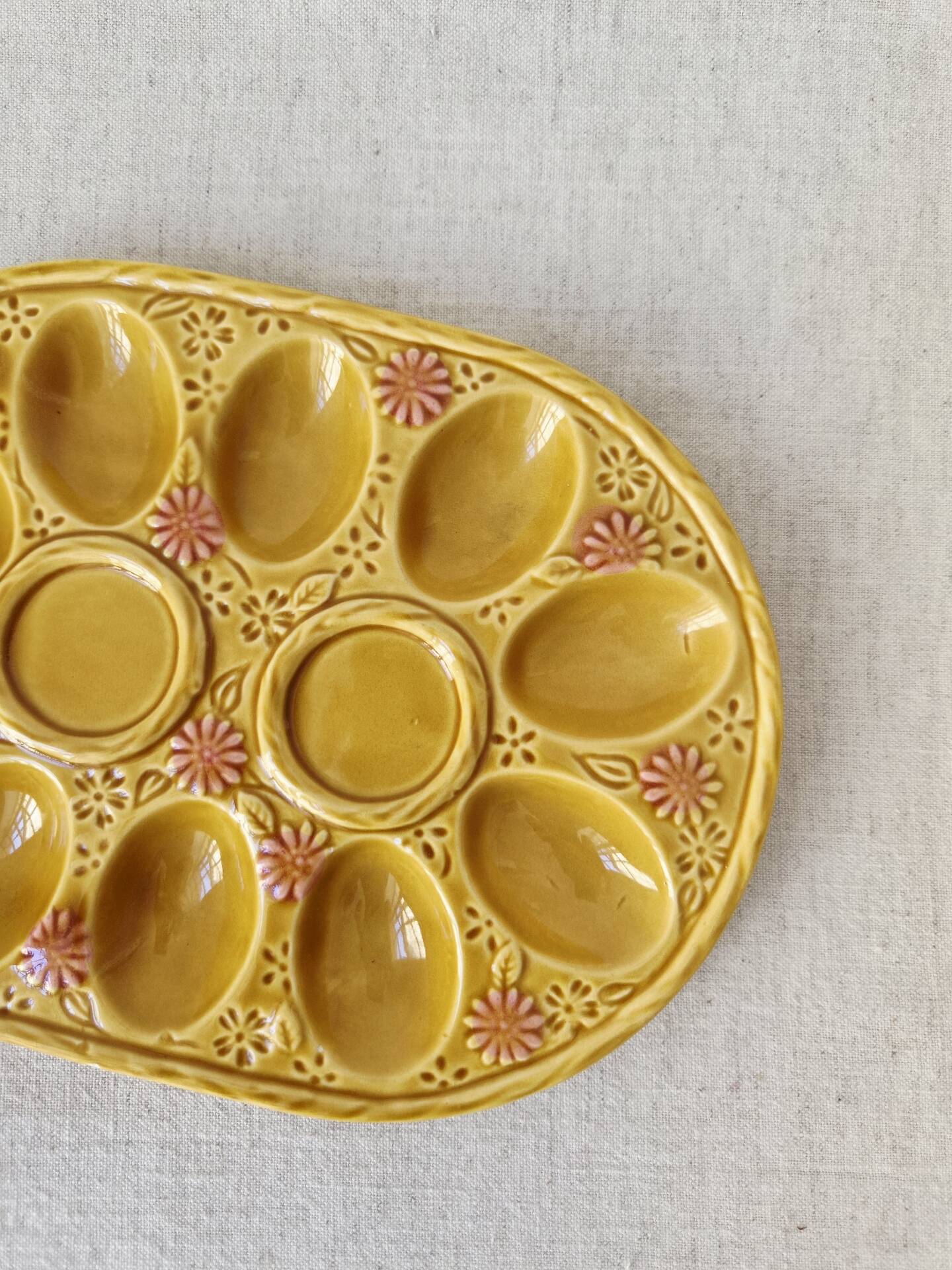 Vintage egg plate in majolica - 1970s