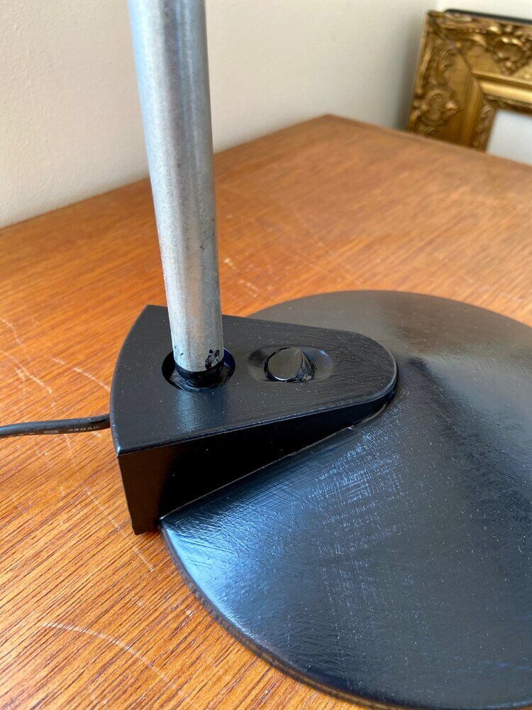 Articulated desk lamp