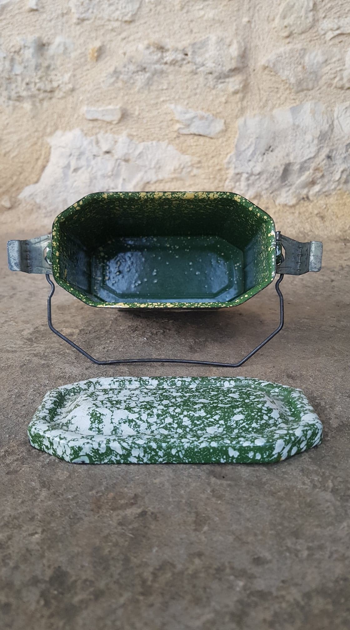 Enamelled sheet metal box