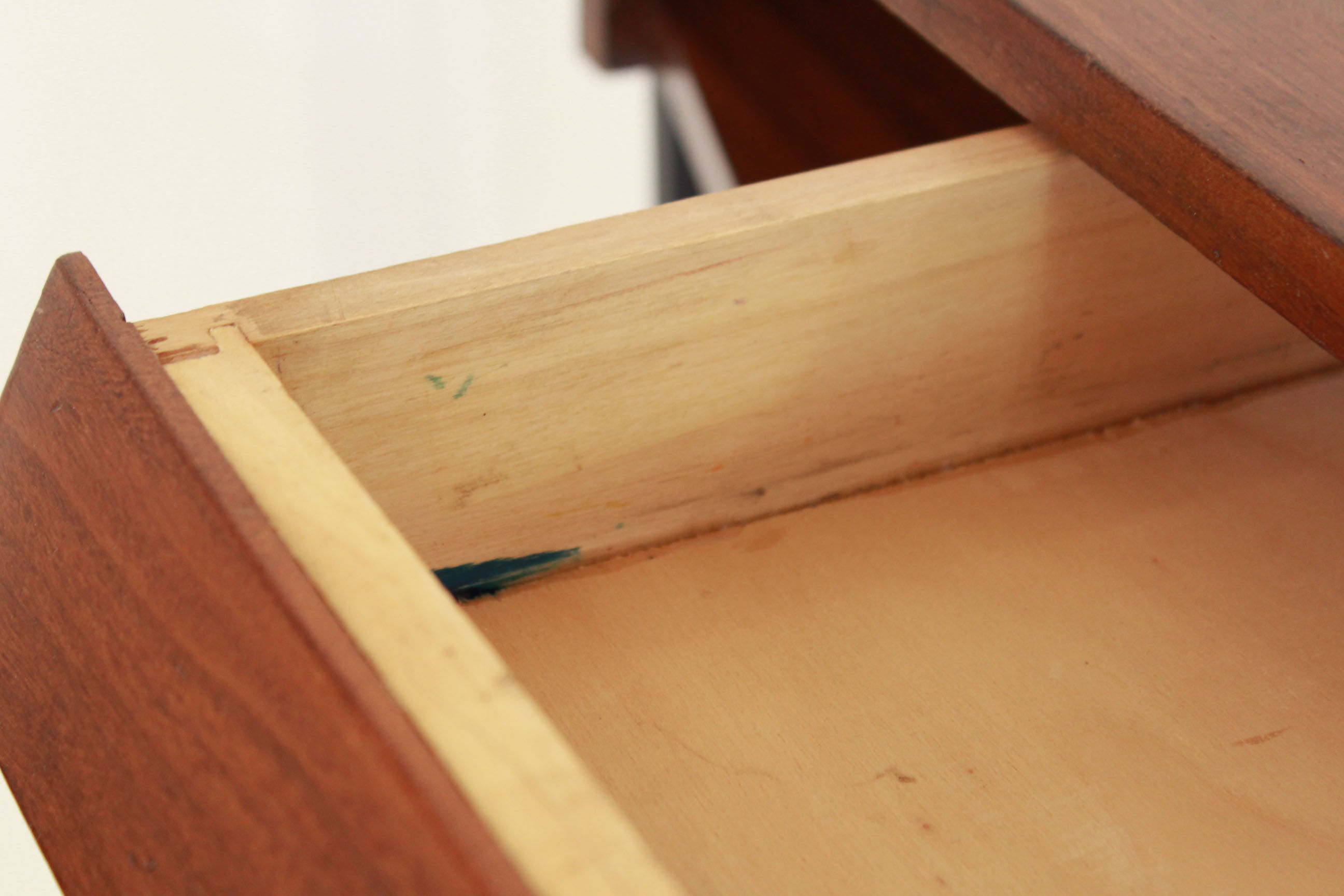 Consolle de bois de vitange des années 50 dans le modèle scandinave