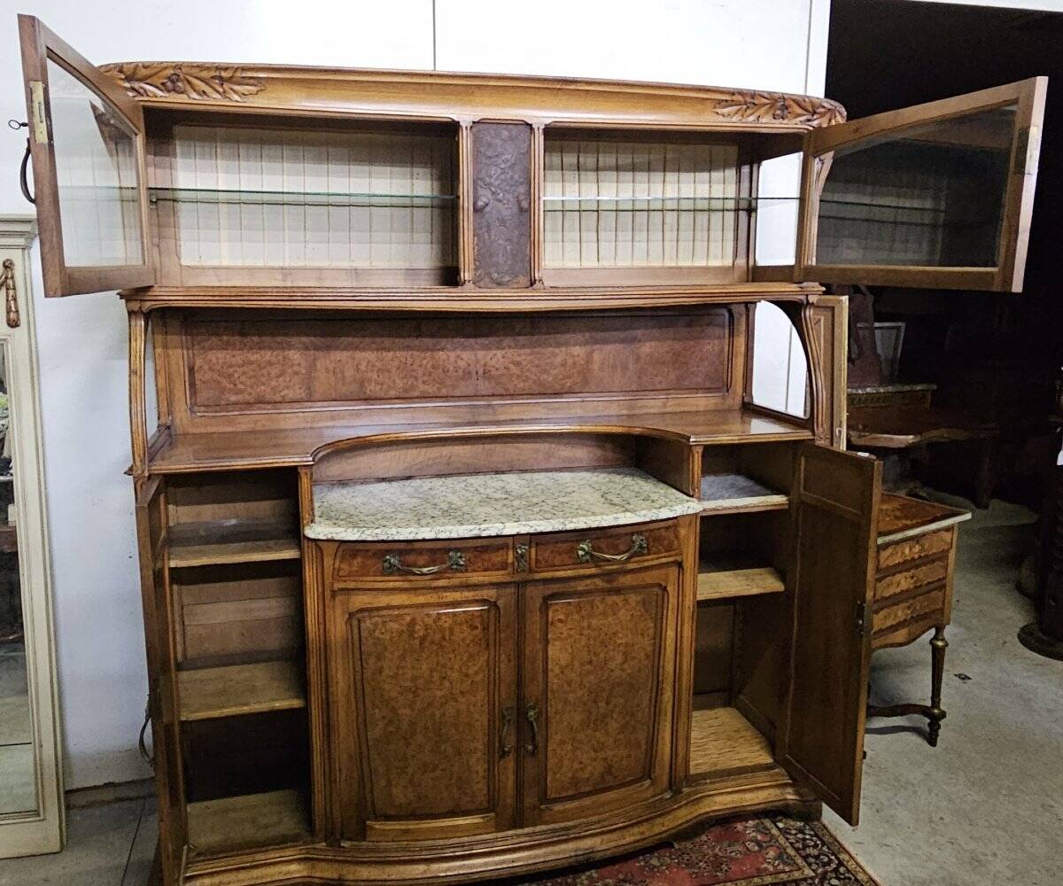 According to Gauthier-Poinsignon: large two-body buffet from the Art Nouveau period in walnut and burl.