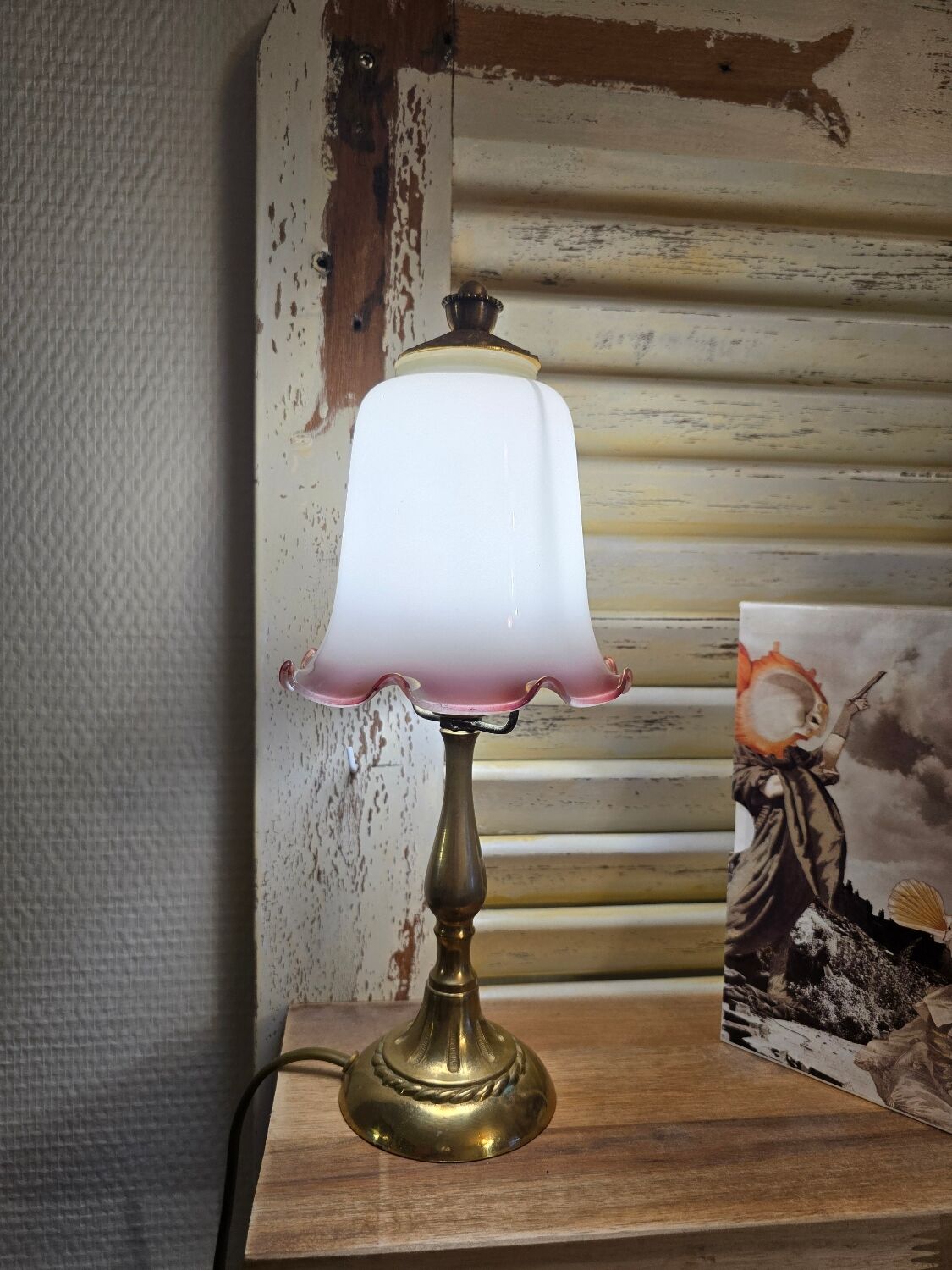 Small tulip-shaped table lamp in frosted glass, mushroom style.