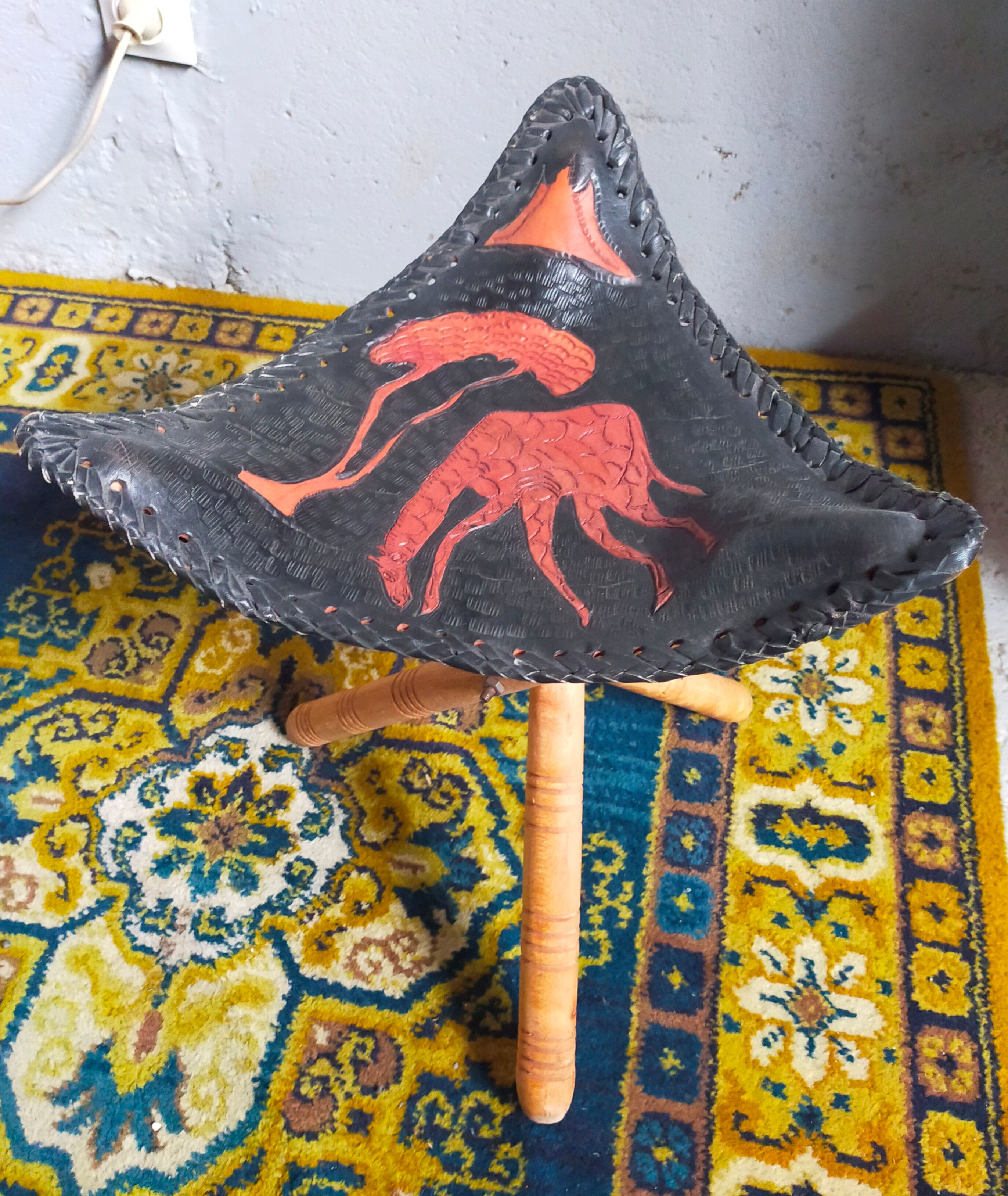 Folding tripod stool in Africa leather