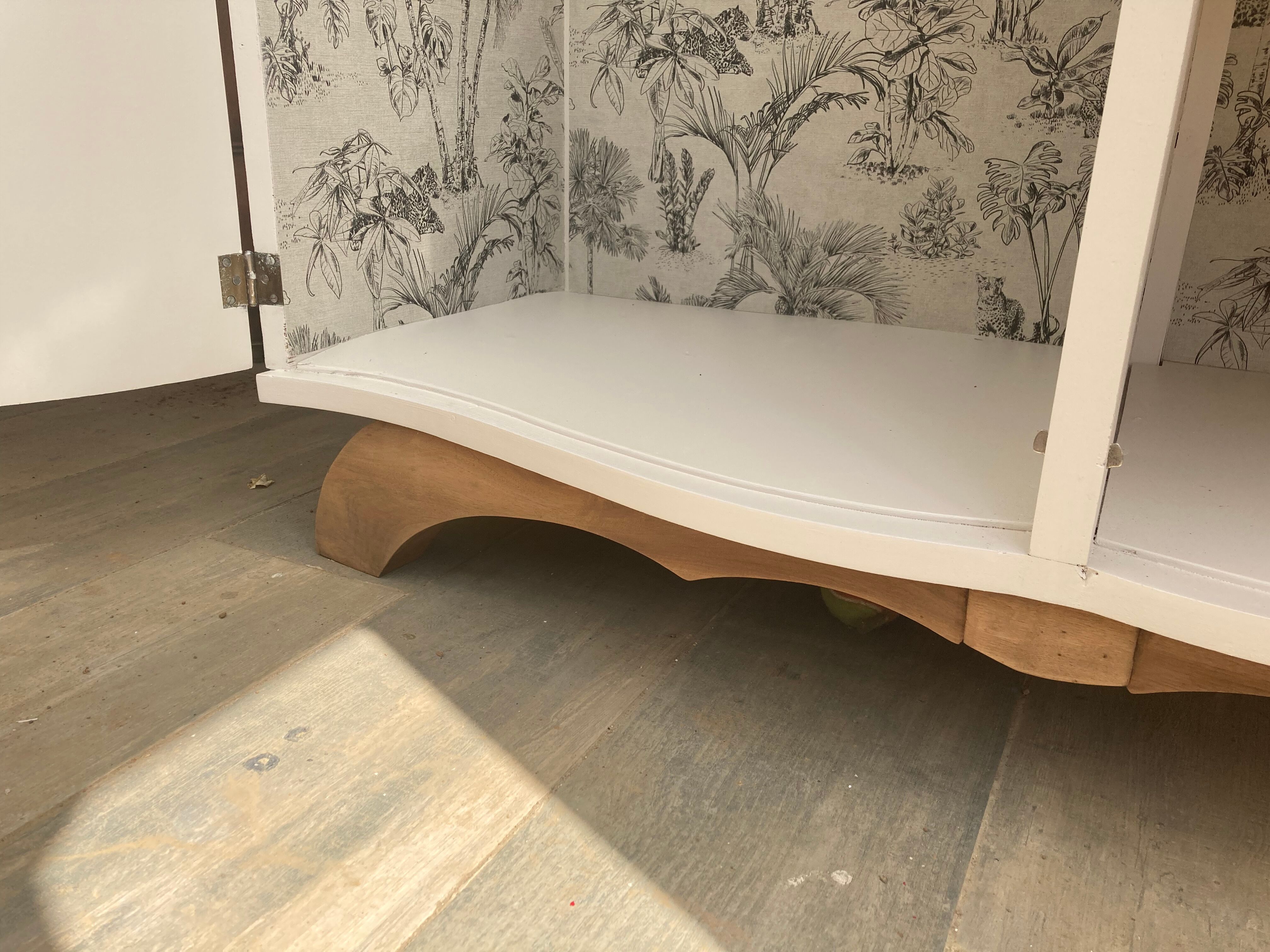 Asymmetrical cabinet