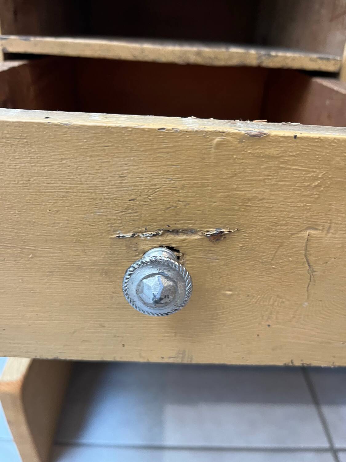 Tradesman's cabinet with sorting compartments and drawers