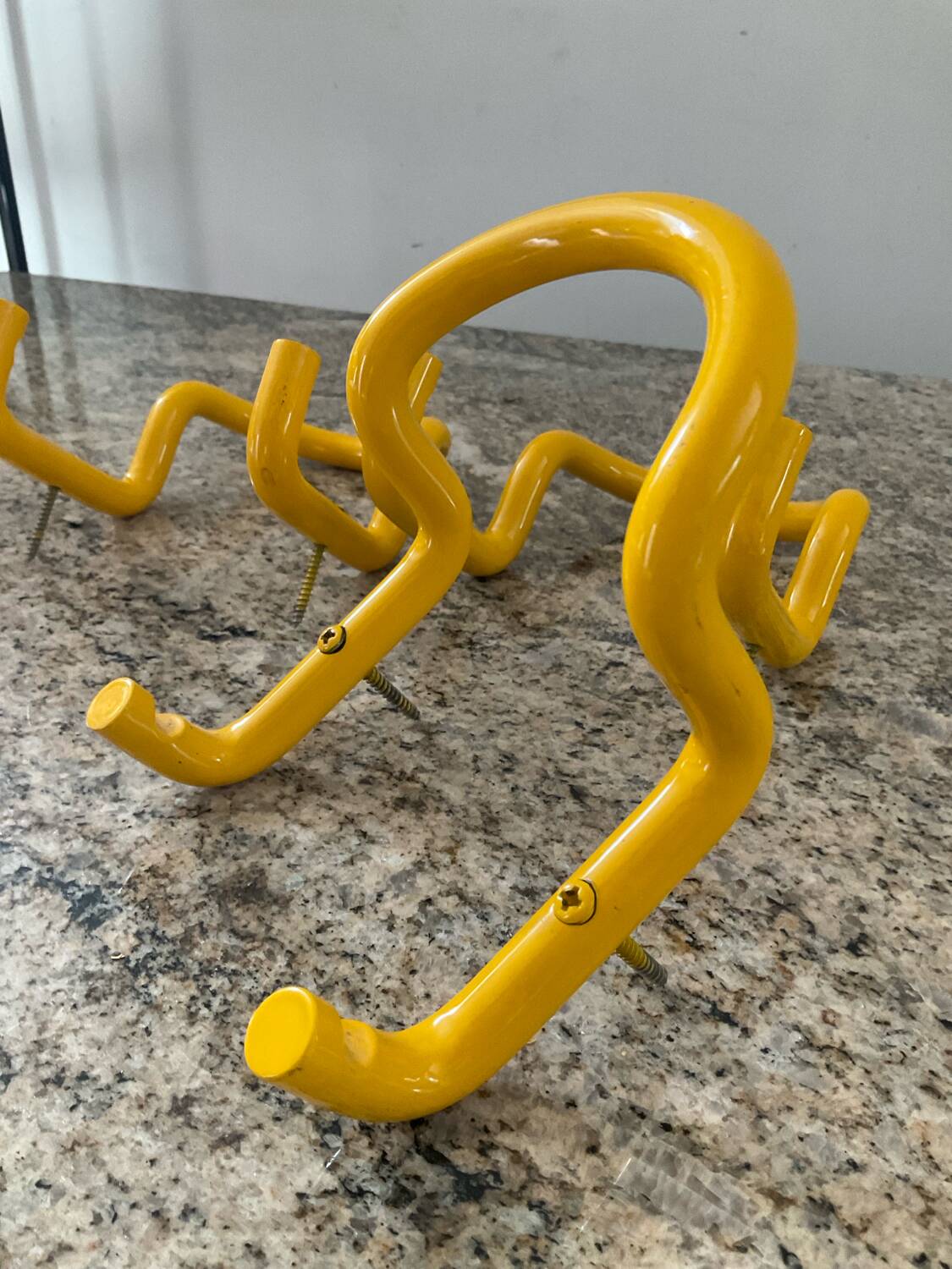 Série de 3 patères « Taka » par Cesar Rota Nodari Acerbis