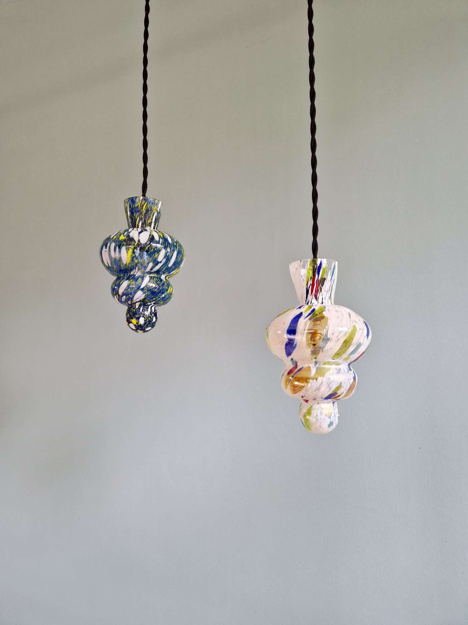 Duo de suspensions en verre soufflé multicolore, Murano, 1950-60