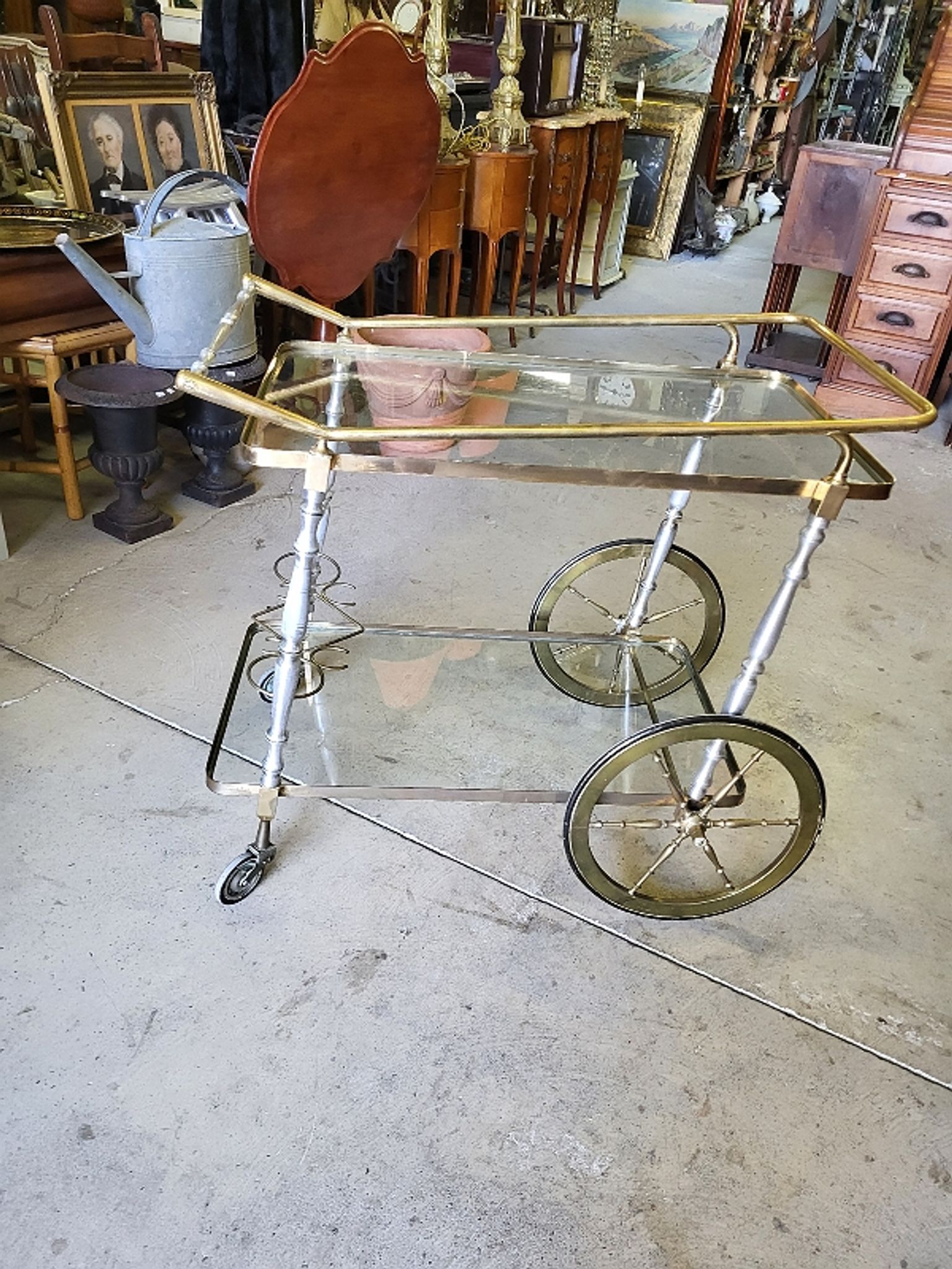 Desserte a roulettes en alu laiton et verre 1960