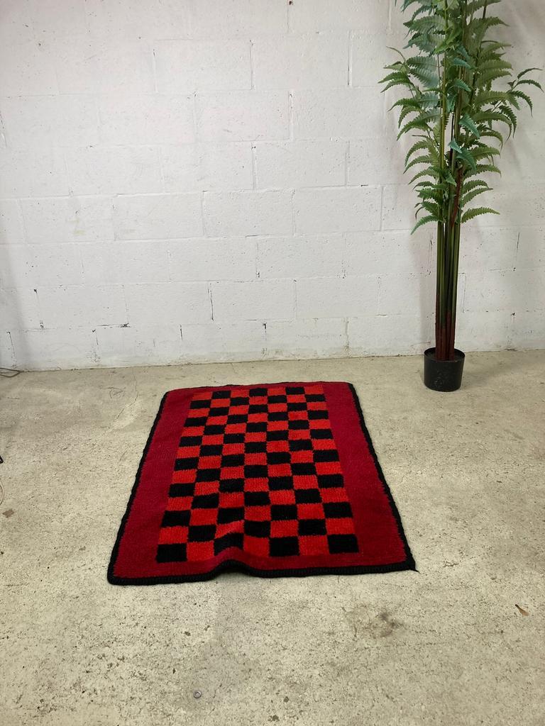 Tapis à carreaux noir rouge vintage