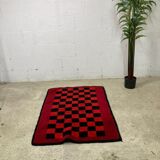 Tapis à carreaux noir rouge vintage
