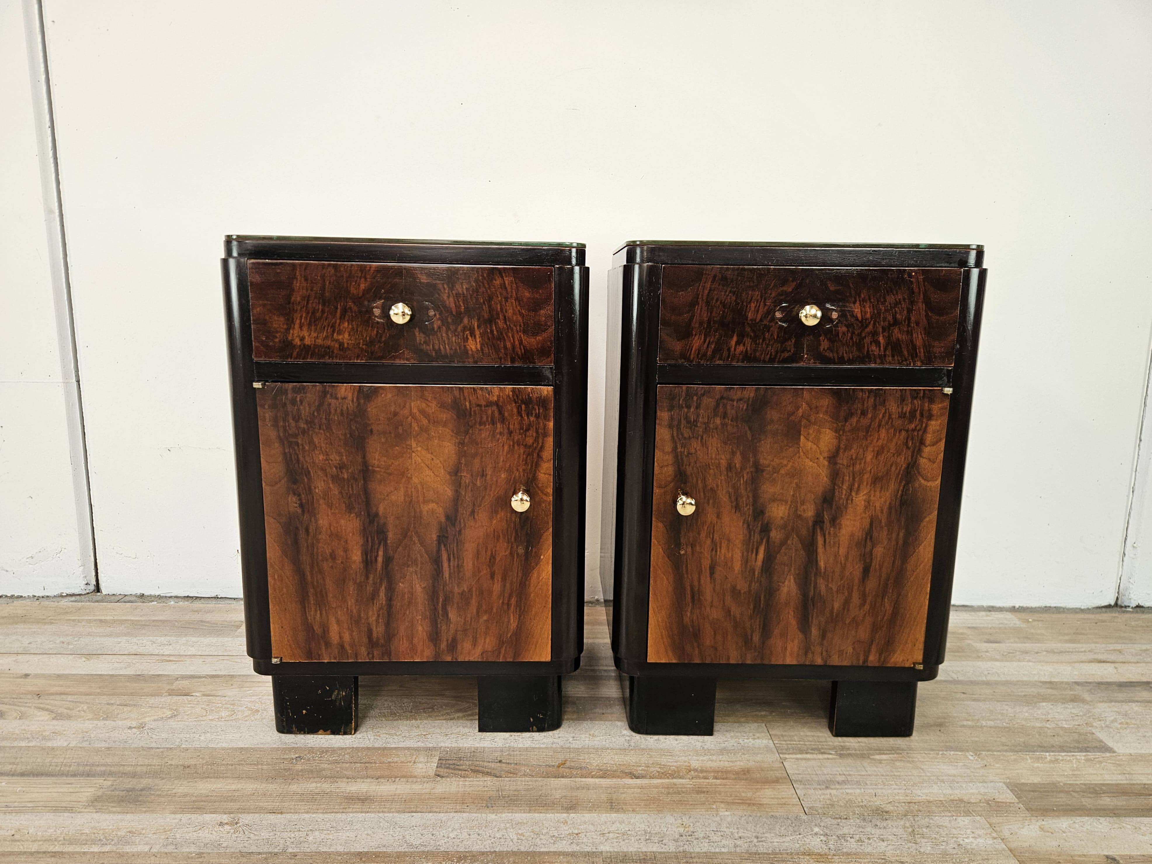 Art Decò bedside tables in walnut burl with pink glass top