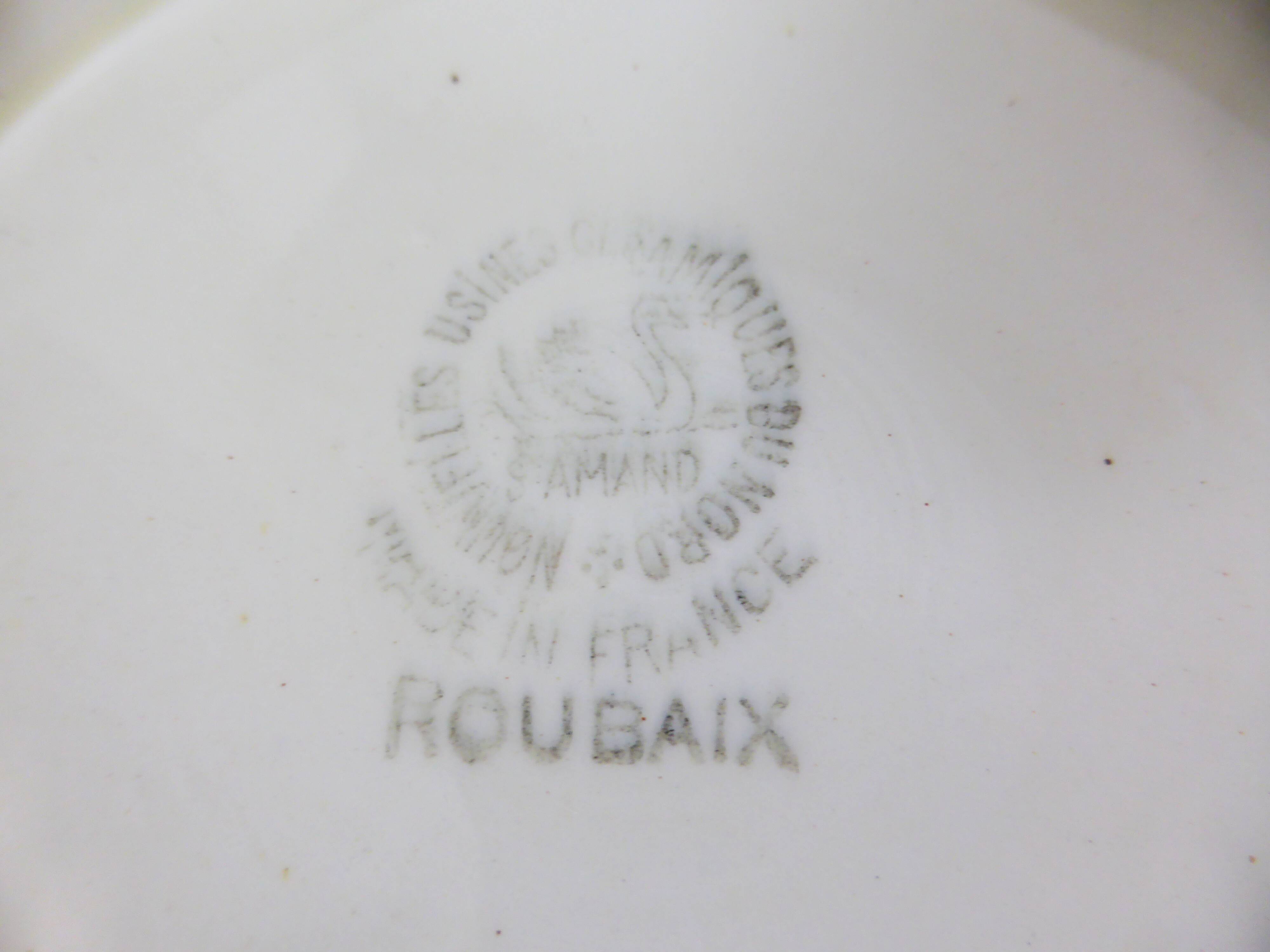 Flat serving dish on pedestal compote from St Amand, Roubaix model 210781