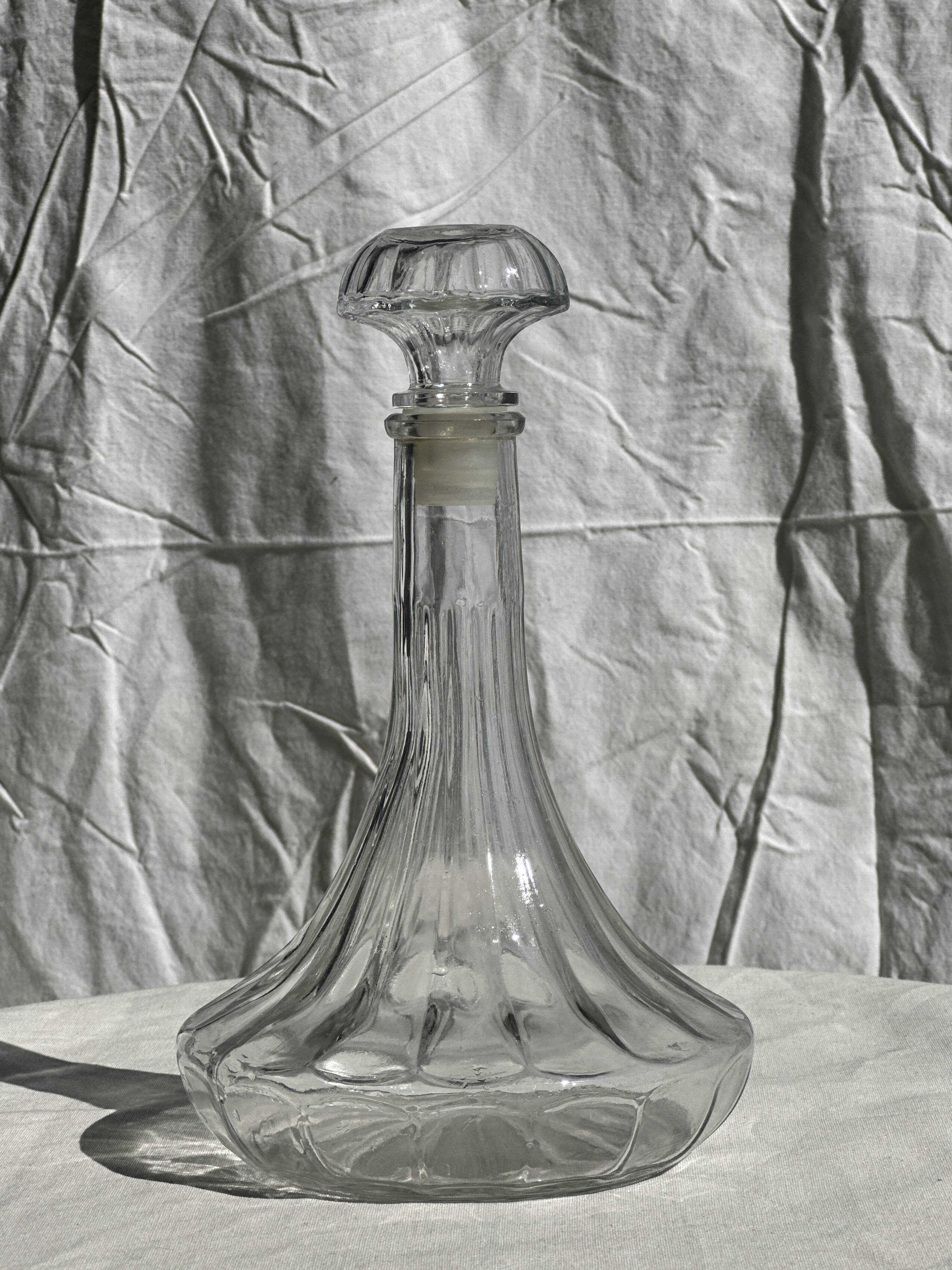Large glass carafe with ribbed stopper H25