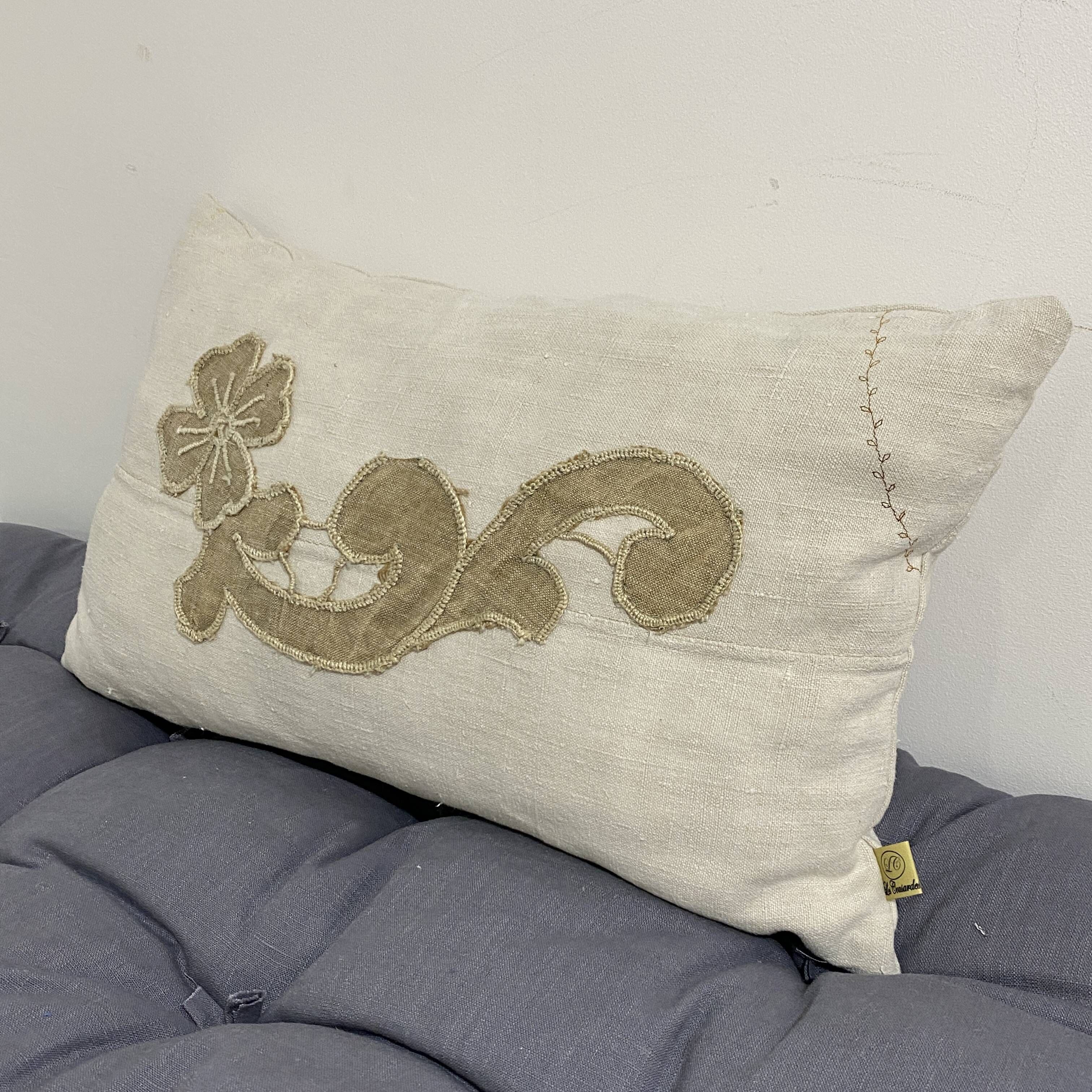Cushion in vintage fabric with ornamentation