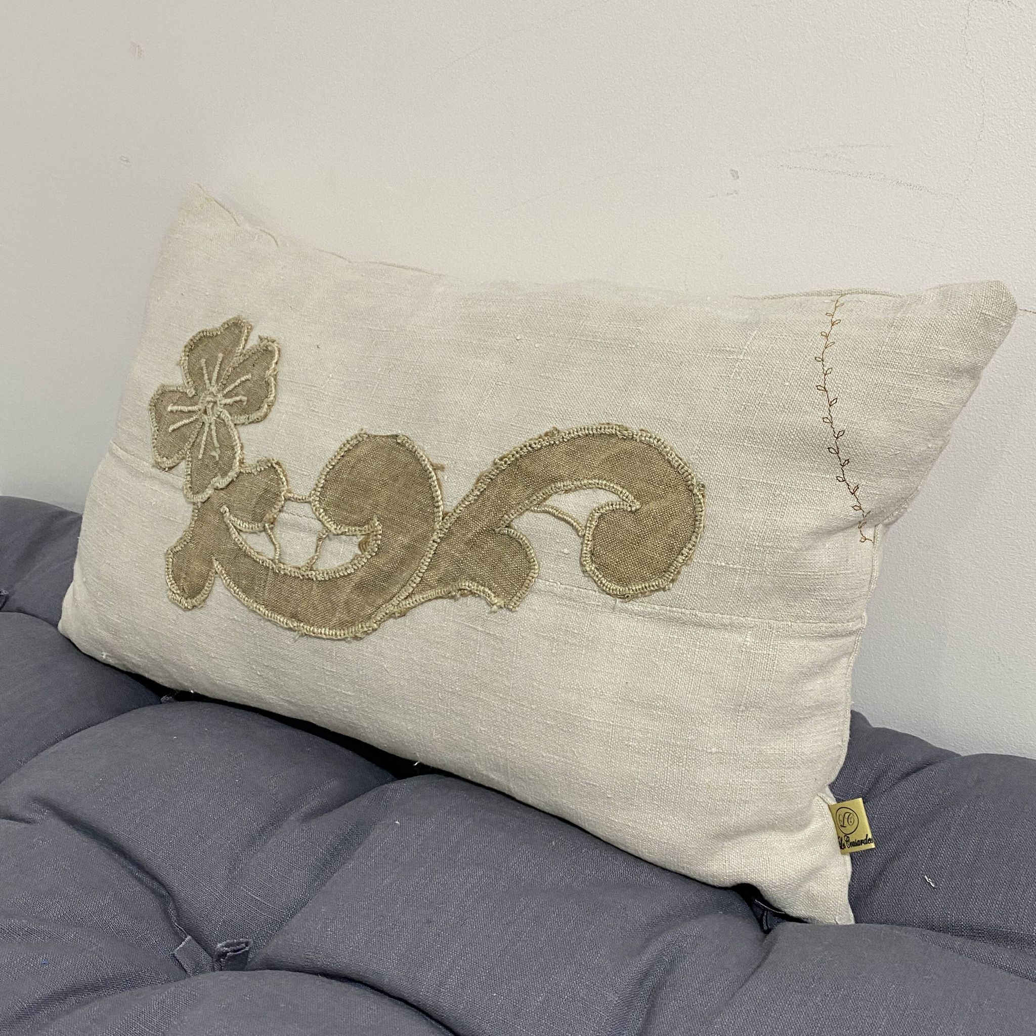 Coussin en toile ancienne avec ornement