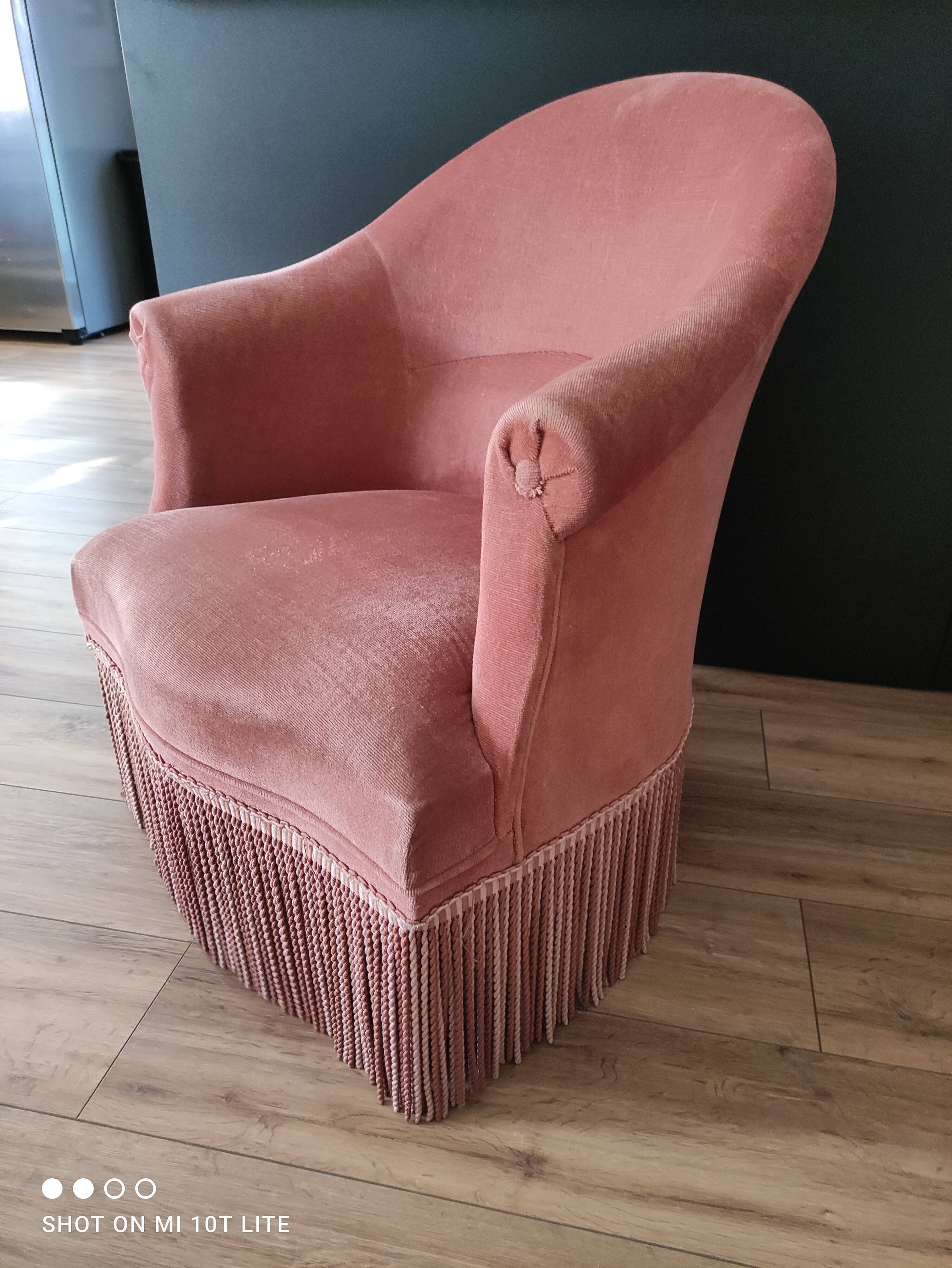 Fauteuil crapaud vintage rose poudré à franges