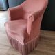 Fauteuil crapaud vintage rose poudré à franges