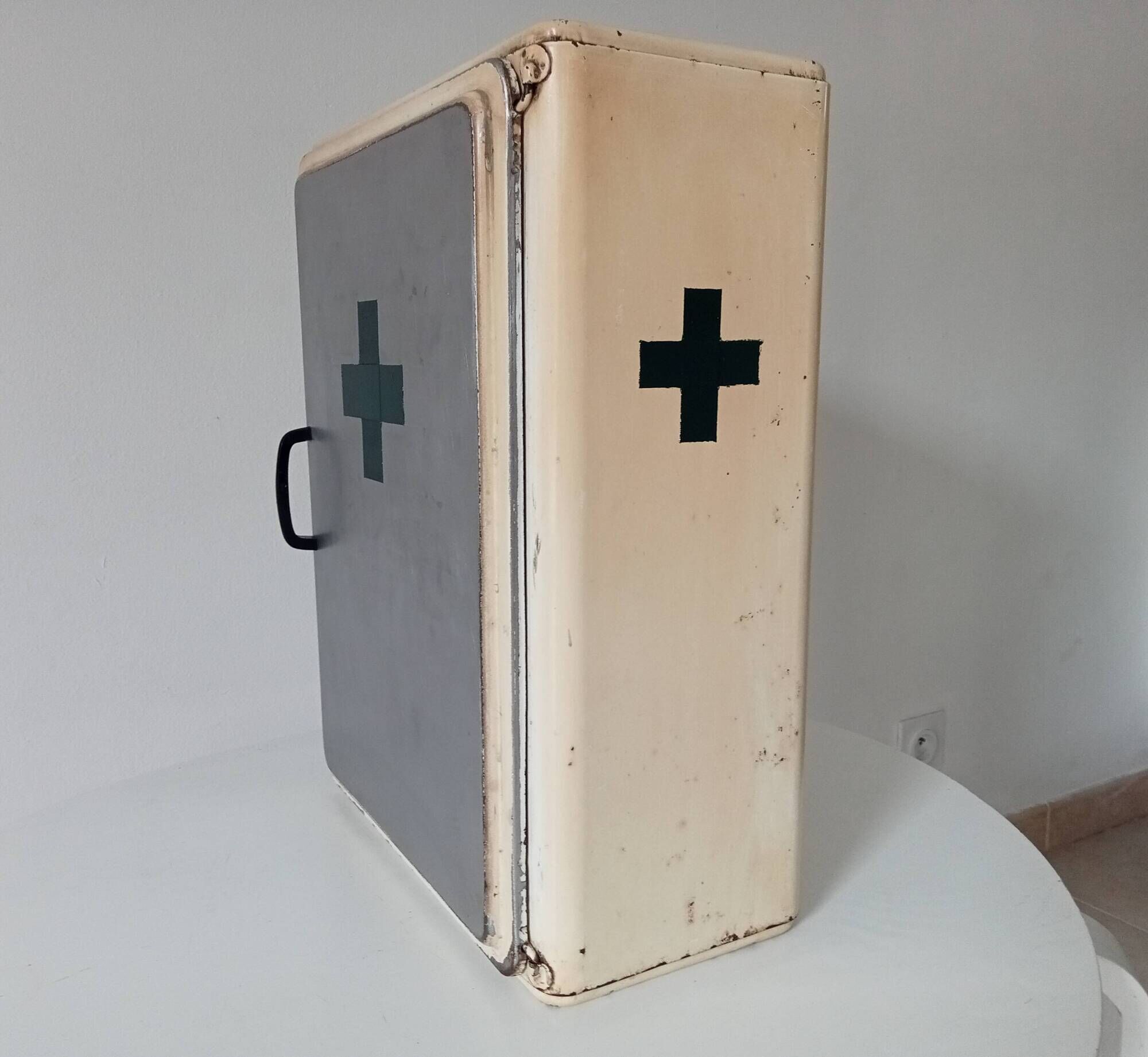 Vintage metal medicine cabinet from the 50s/60s