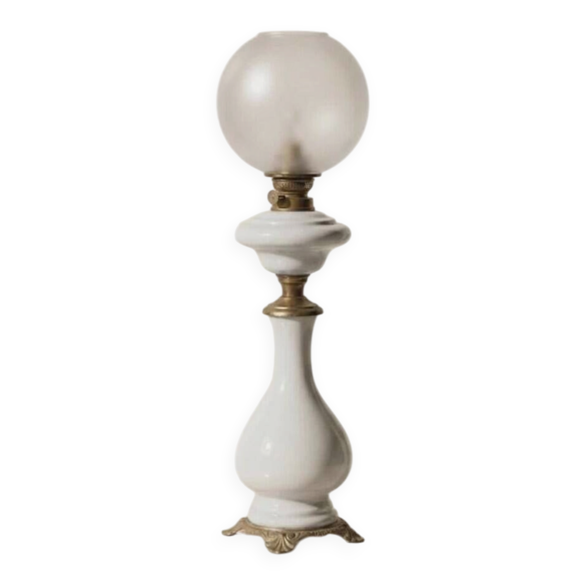 Napoleon III style salon lamp in white opaline with engraved globe – 19th / early 20th century