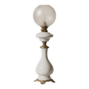Napoleon III style salon lamp in white opaline with engraved globe – 19th / early 20th century