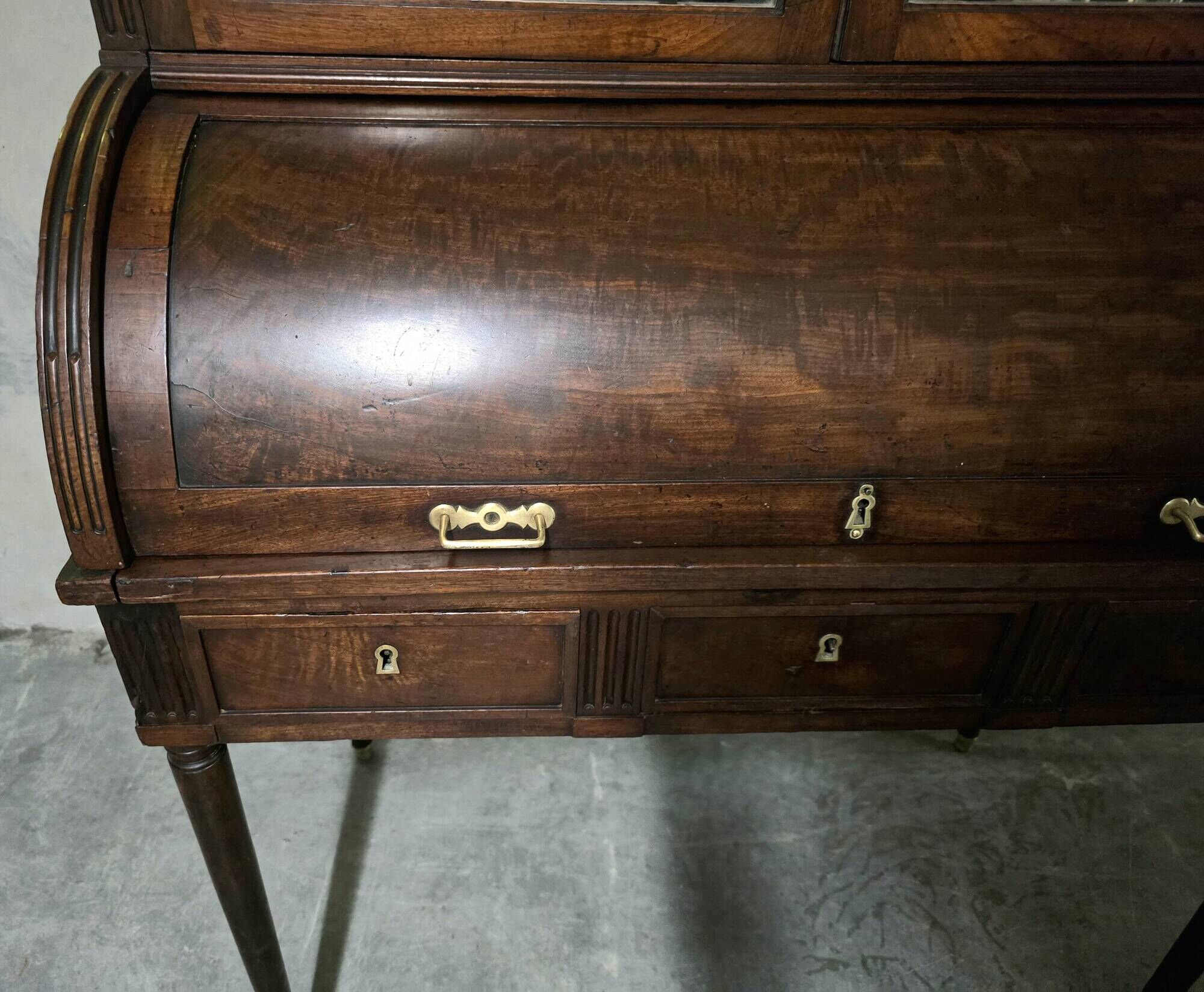 Cylinder desk in mahogany and mahogany veneer, Louis XVI style, 19th century.