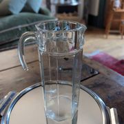 Grand pichet octogonal en verre épais 70's