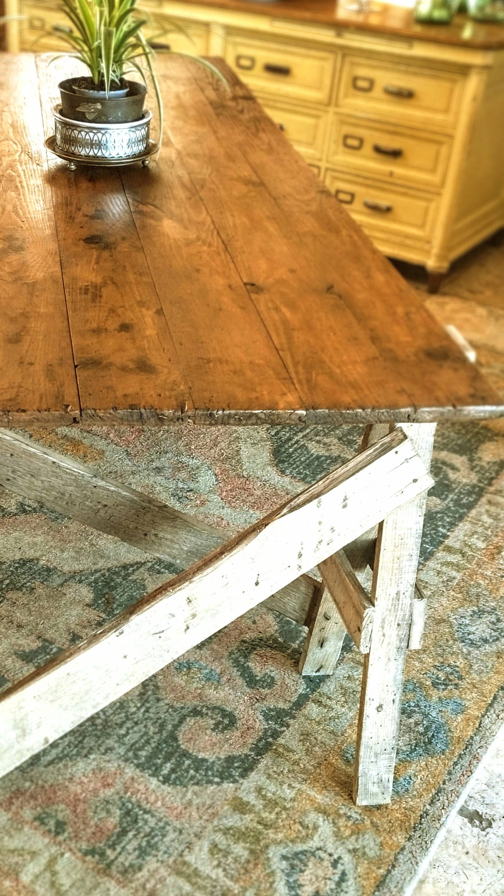 Table de ferme rustique patinée sur de lourds tréteaux