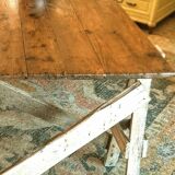 Table de ferme rustique patinée sur de lourds tréteaux