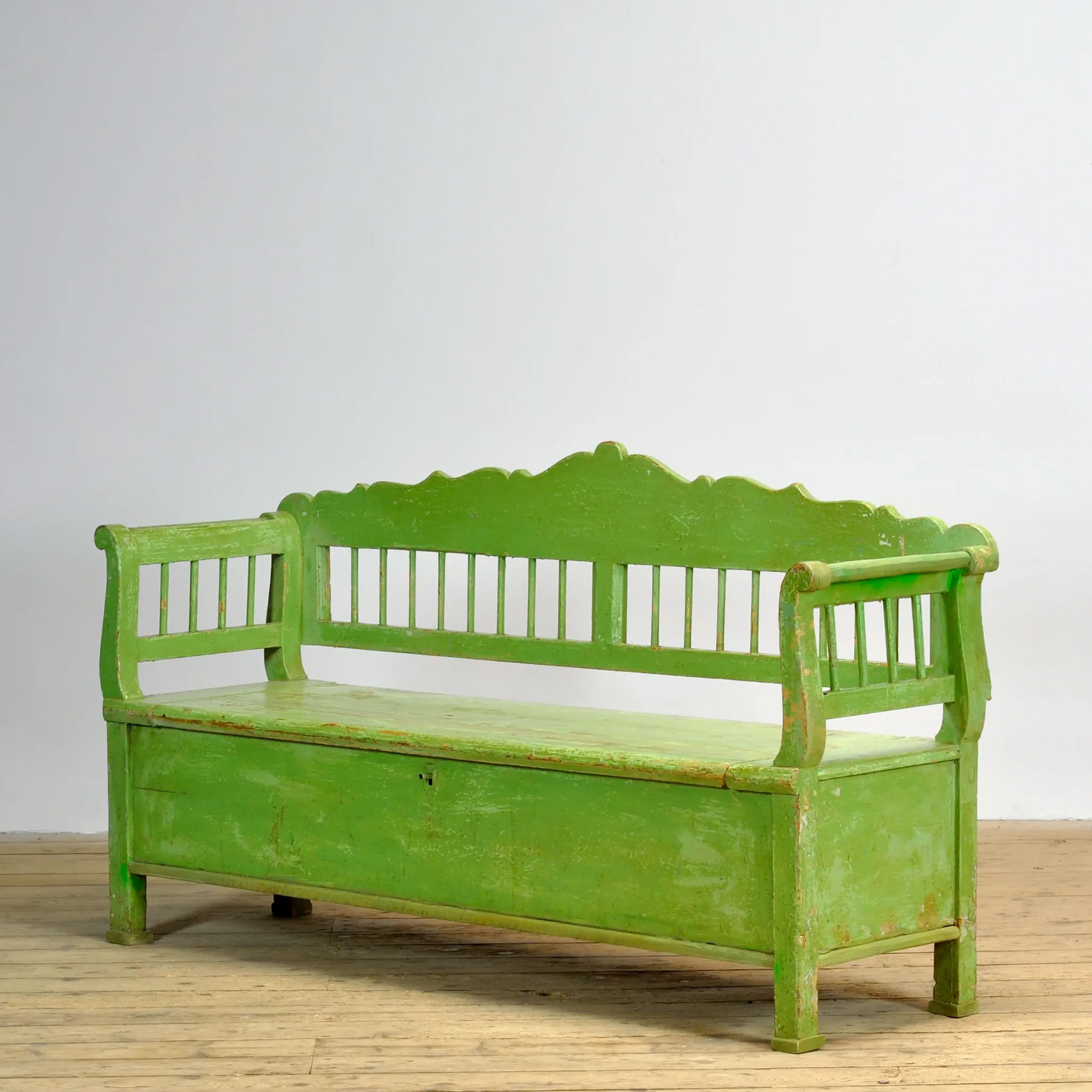 Banc en pin ancien avec rangement, années 1900