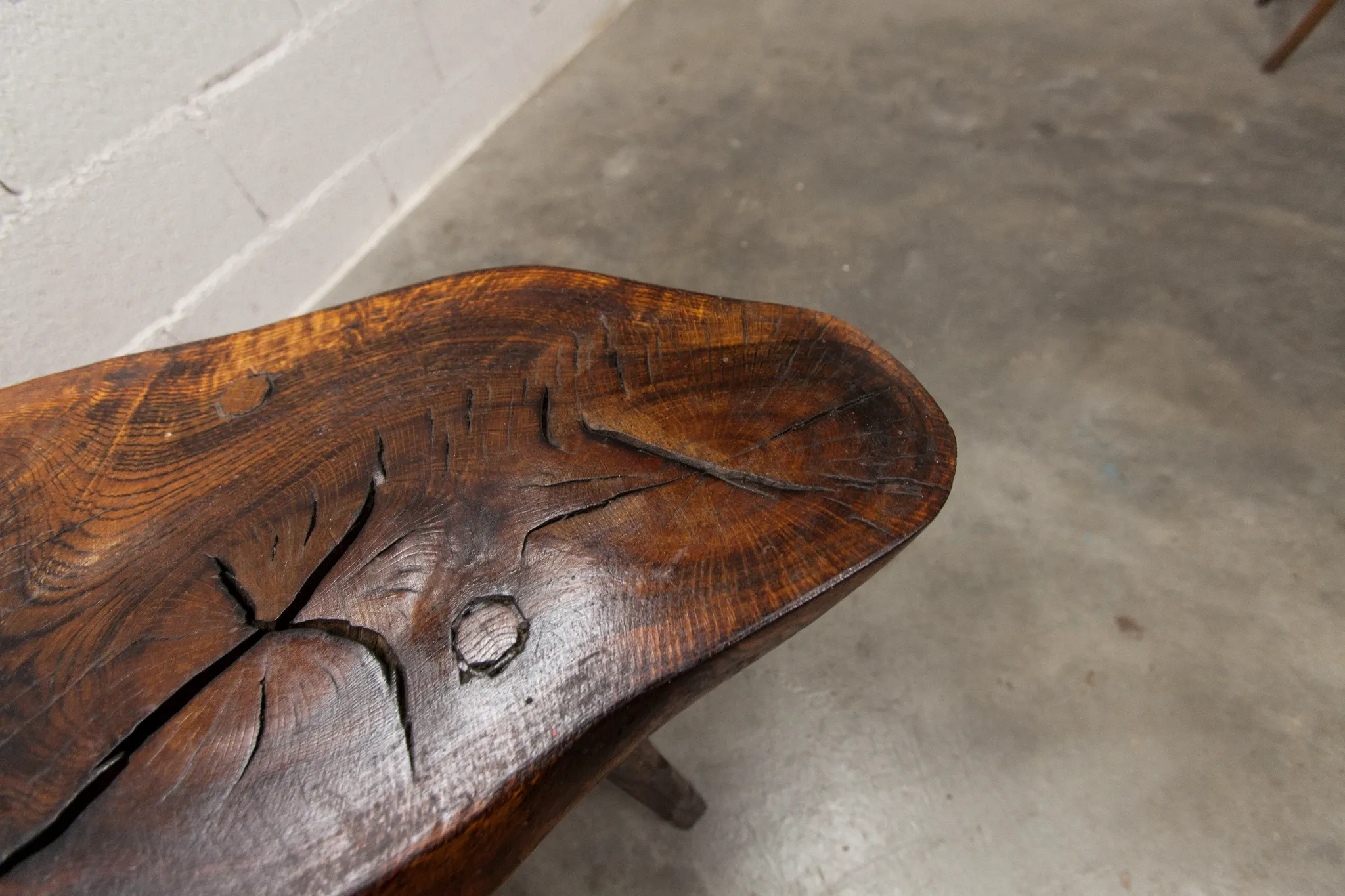 Table basse ou d'appoint brutaliste tripode asymétrique atypique 1960
