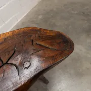 Table basse ou d'appoint brutaliste tripode asymétrique atypique 1960