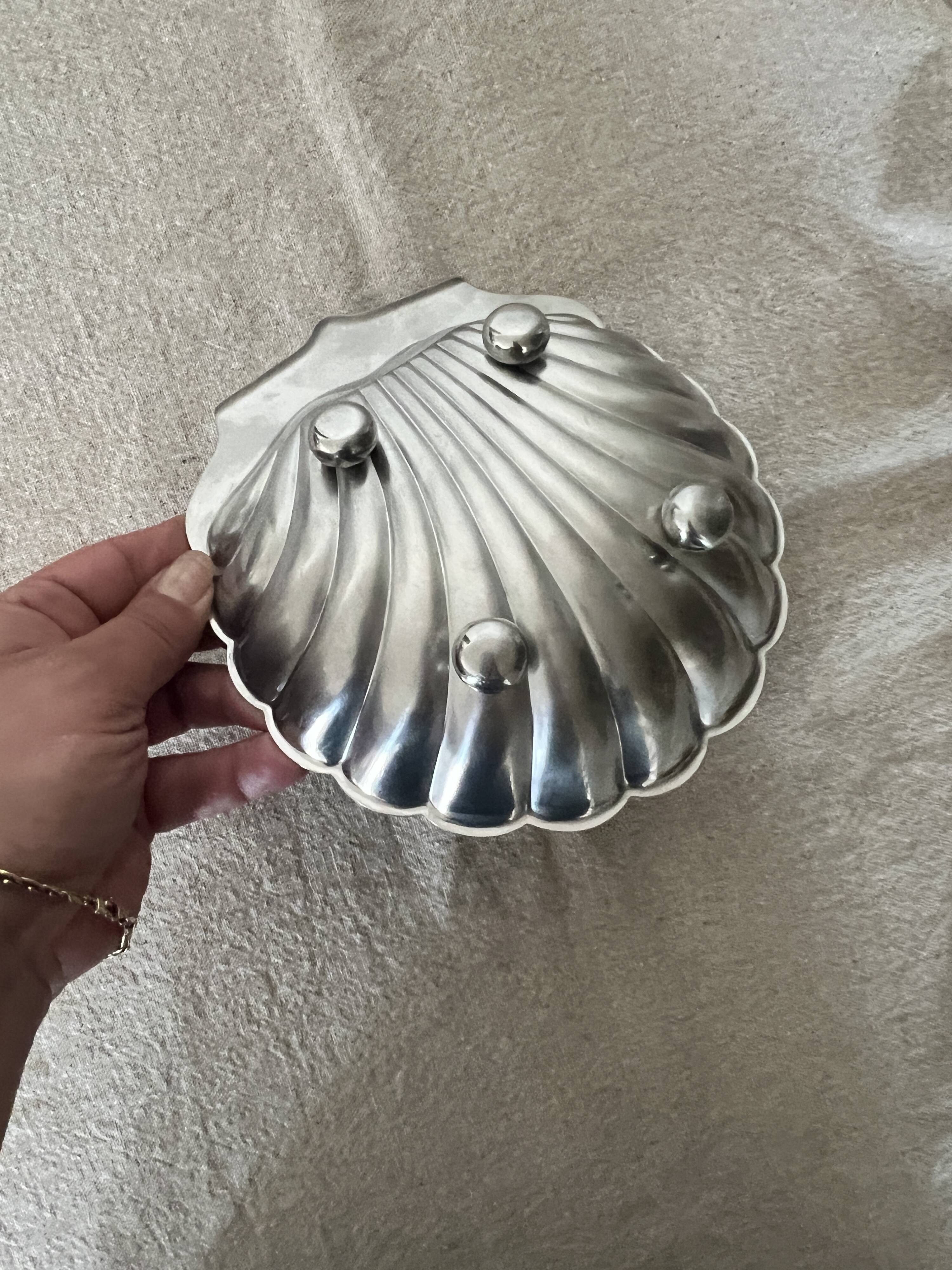 vintage shell-shaped bowl / empty pocket in metal (stainless steel)
