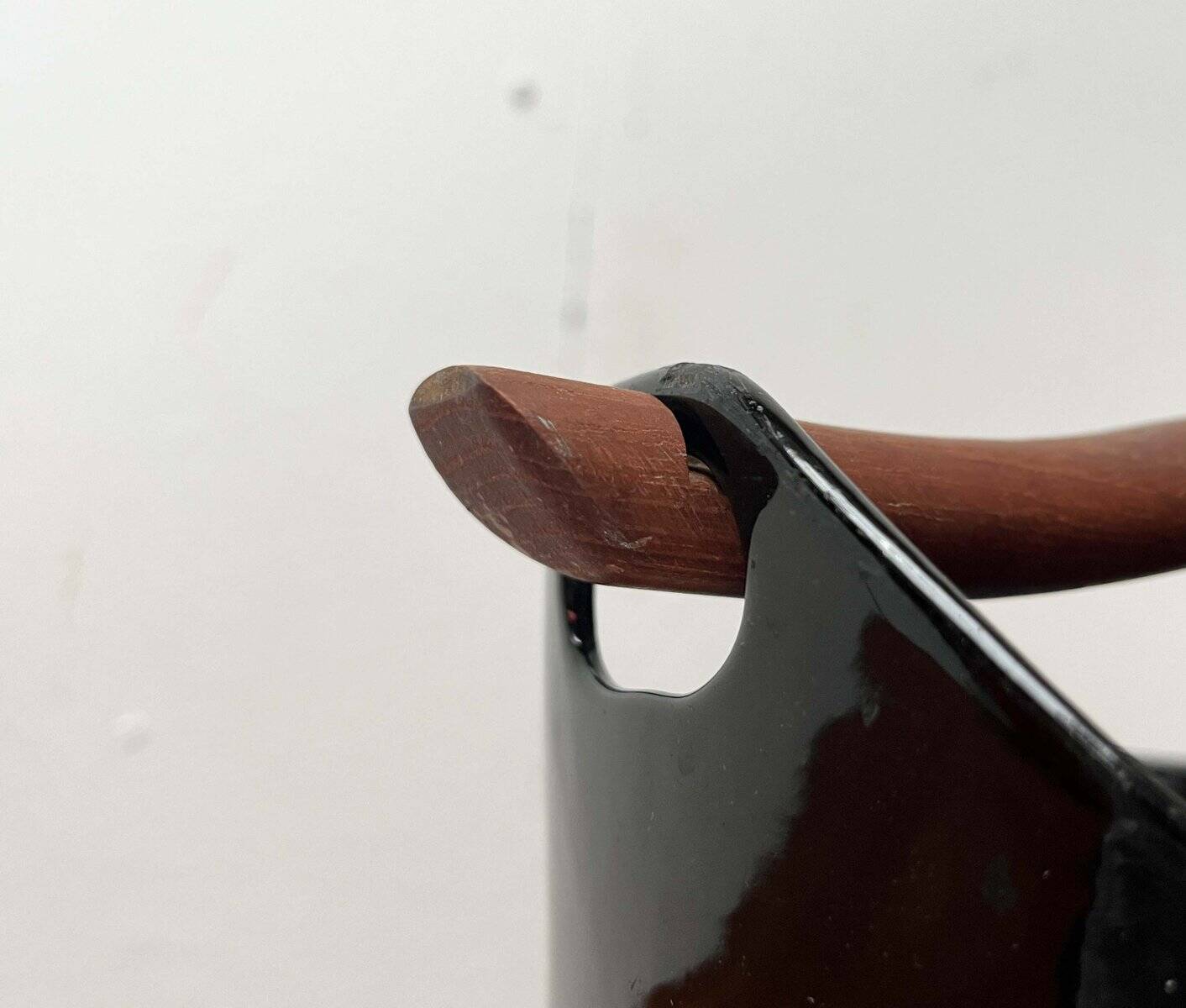 Black enamelled cast iron pot with a teak handle in mid-century style by Timo Sarpaneva for Rosenlew of Finland, 1960s.