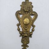 Tête de lion en laiton  . Déco meuble, reste de heurtoir ou grand cache clou ?