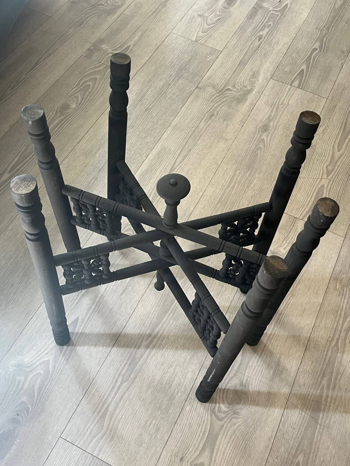 Table basse marocaine en laiton gravé et bois sculpté